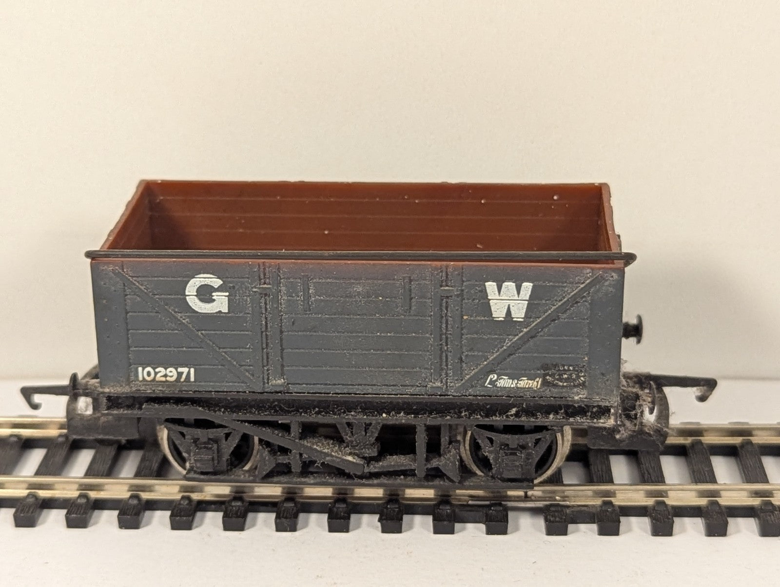 Hornby R240 OO Gauge GWR Wagon With Sheet Rail 102971