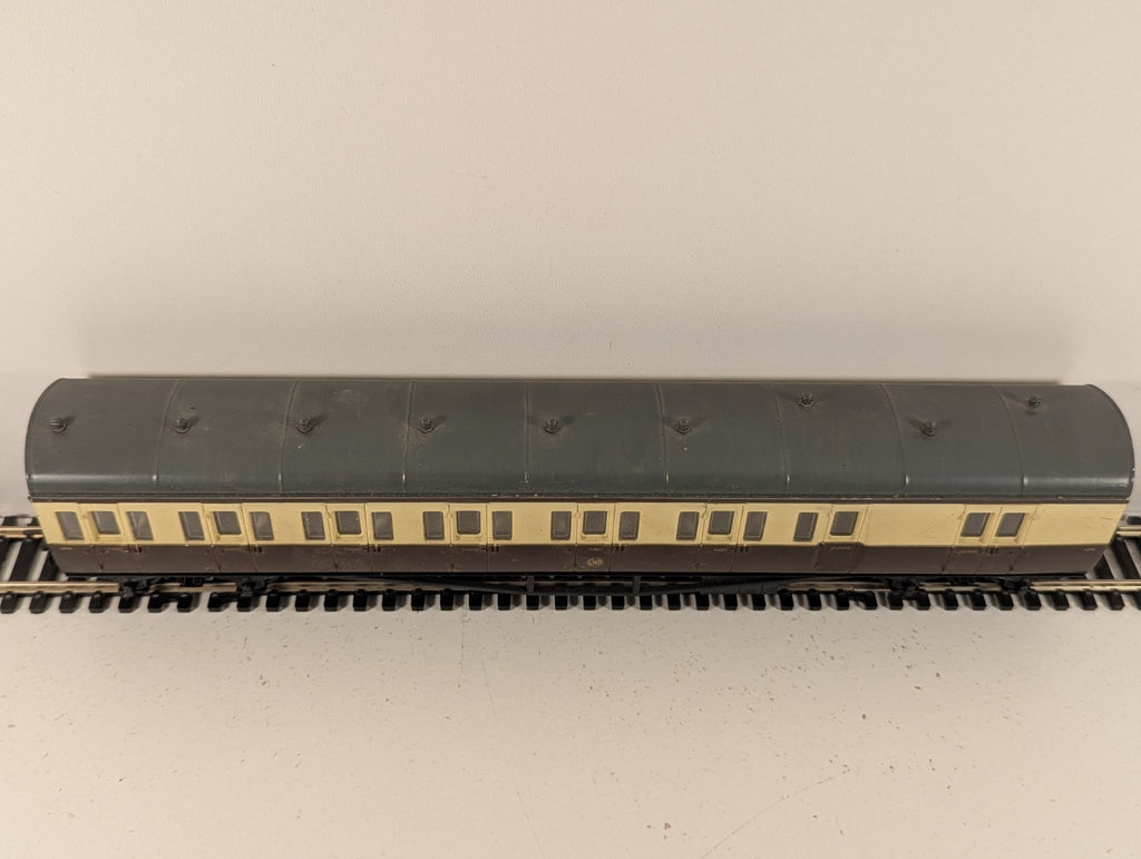 Airfix OO Gauge GWR Suburban Brake Coach Chocolate & Cream