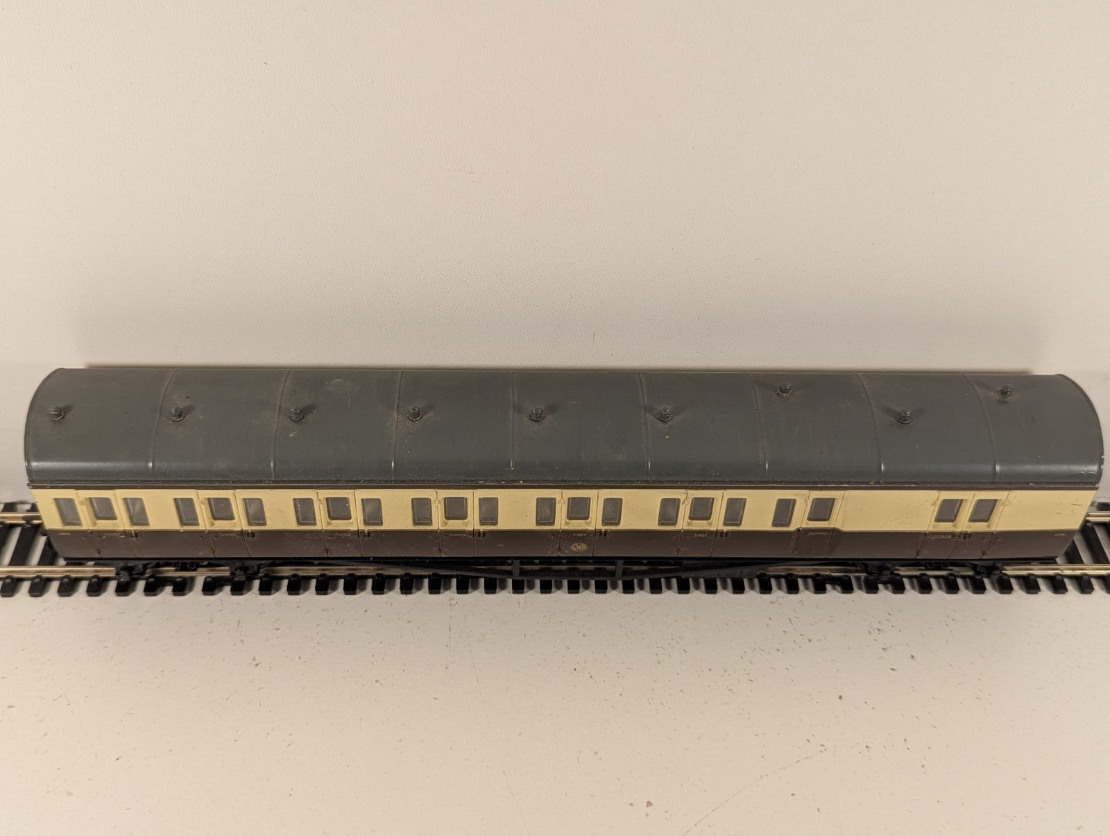 Airfix OO Gauge GWR Suburban Brake Coach Chocolate & Cream