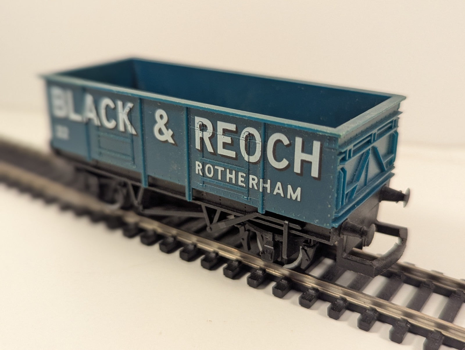 Hornby R021 – 20-Ton Steel Mineral Wagon ‘Black & Reoch 22’