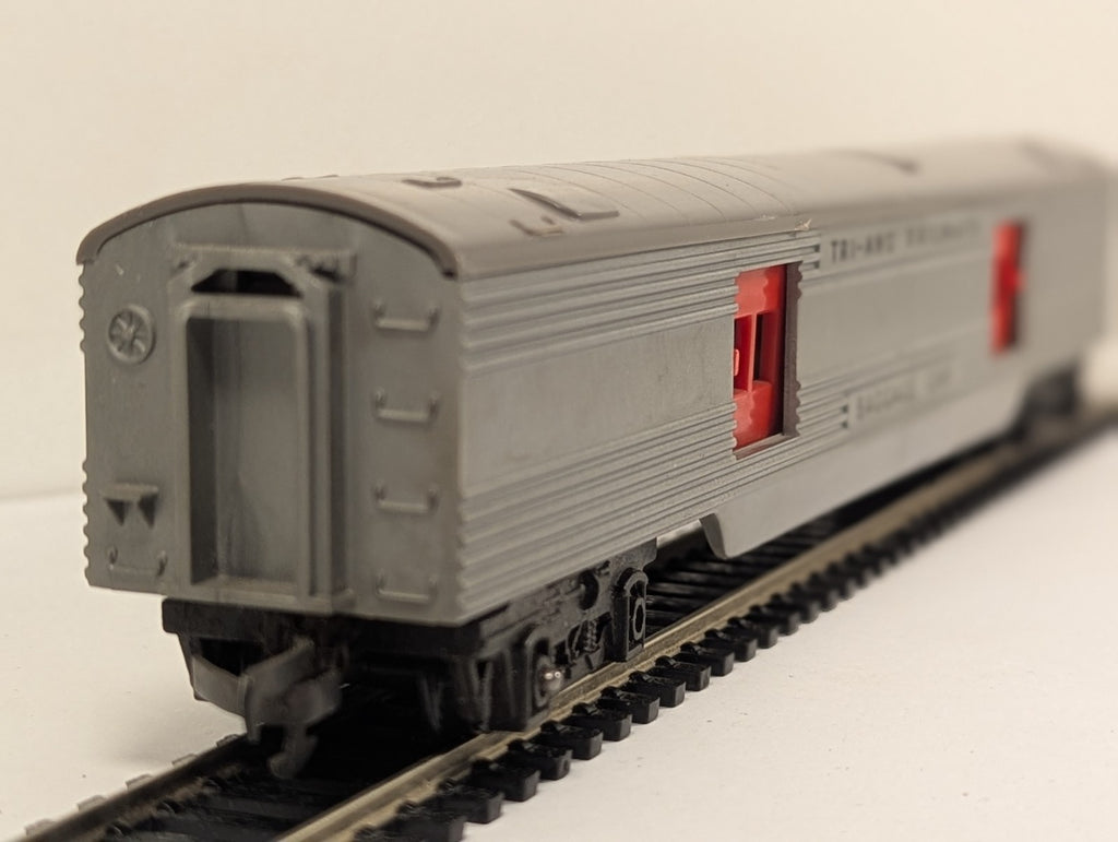Tri-ang R130 OO Gauge Transcontinental Baggage Car