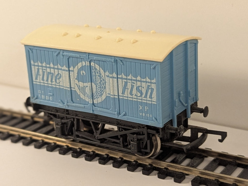 Hornby OO Gauge R014 BR 12T Fine Fish Van E81010