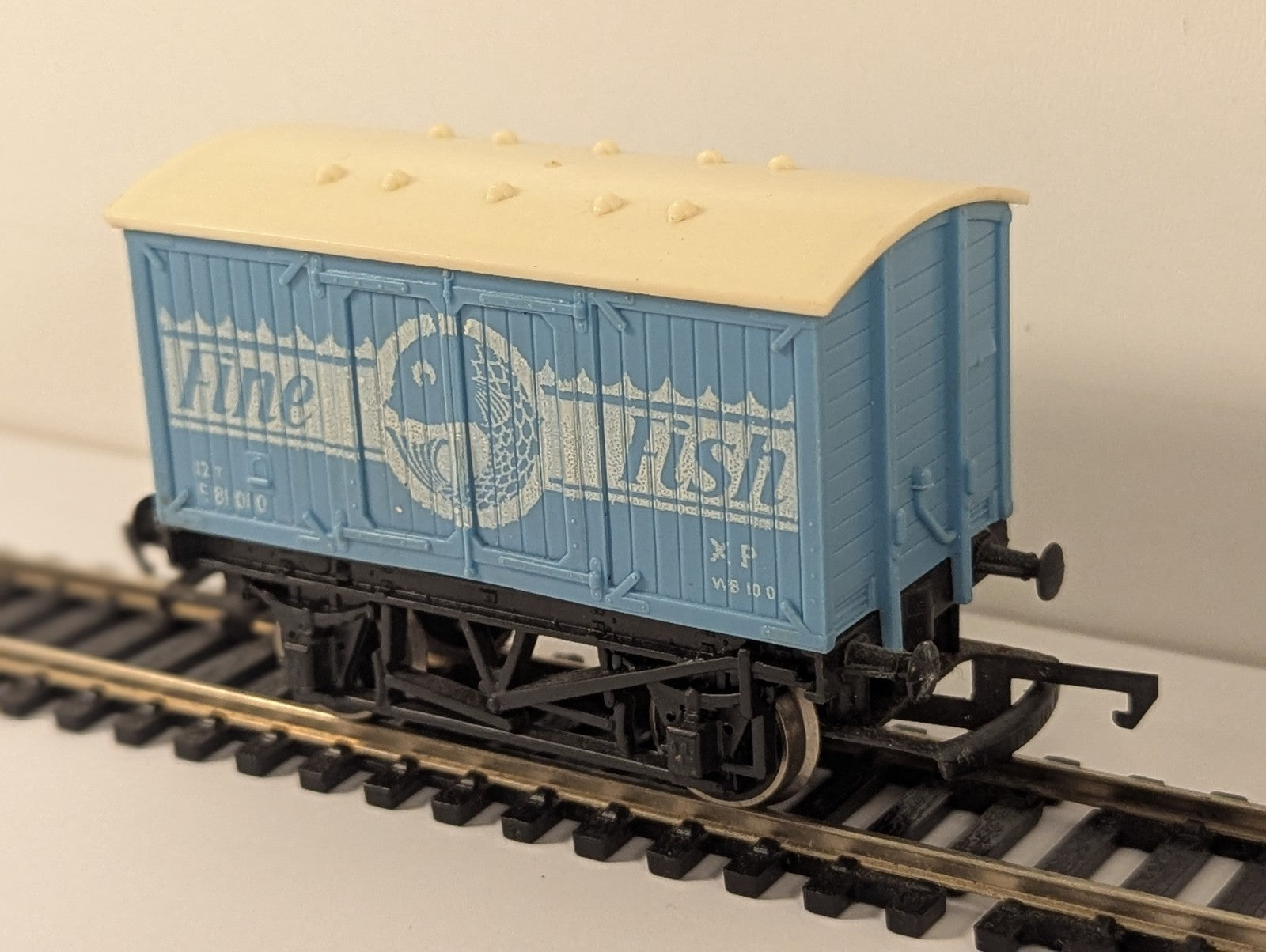 Hornby OO Gauge R014 BR 12T Fine Fish Van E81010