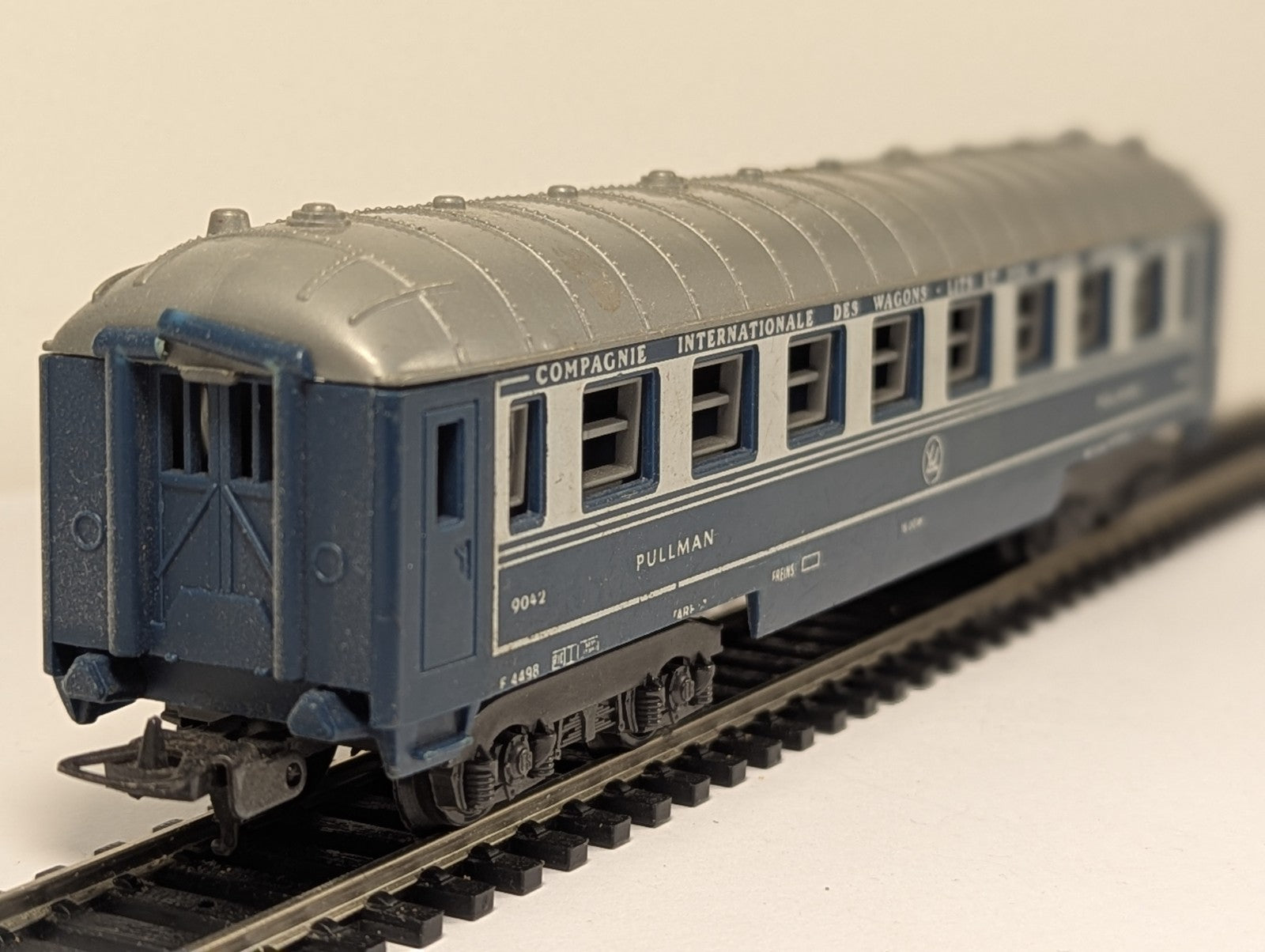 Lima AQ136 OO Gauge CIWL Pullman Coach