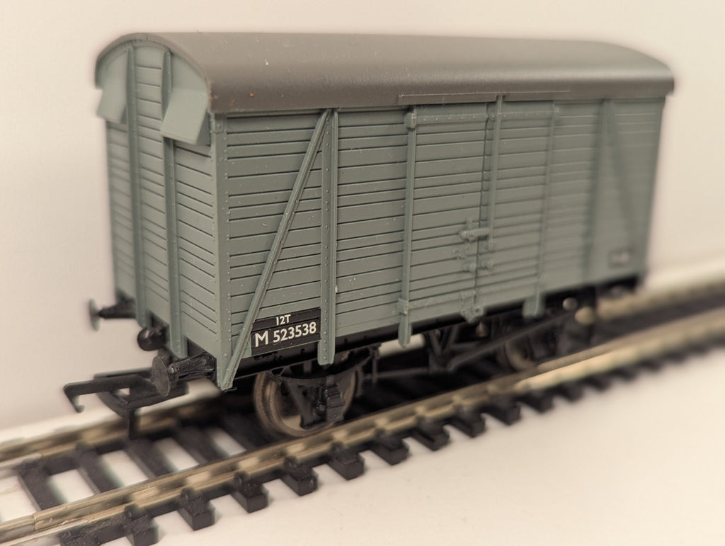 Hornby R1075 OO Gauge SR 12t Double Vent Van M16485