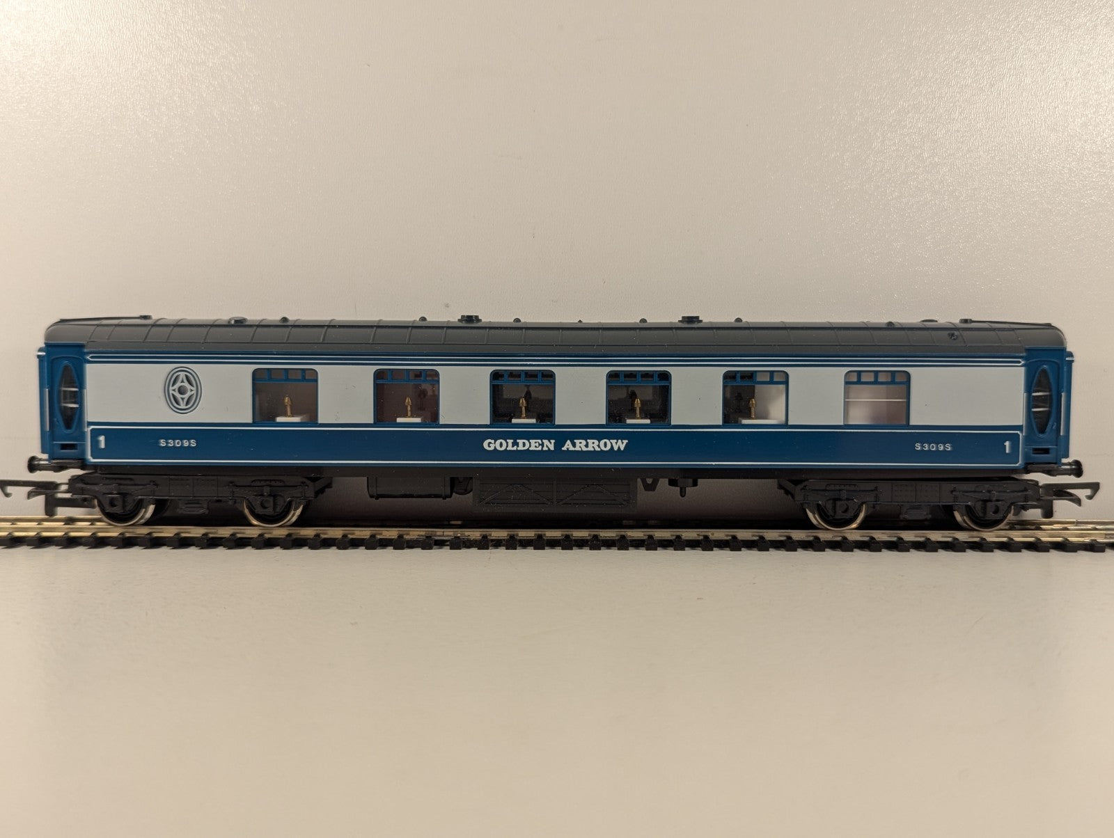 Hornby OO Gauge Pullman Golden Arrow Passenger Coach S309S