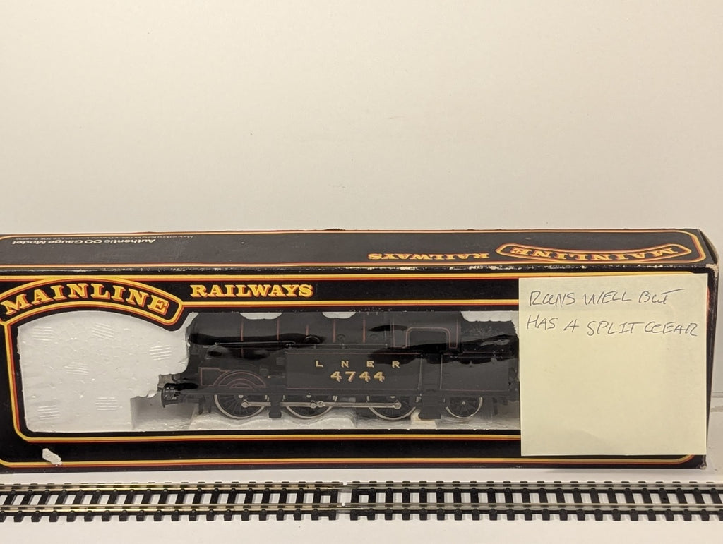 Mainline OO Gauge Class N2 0-6-2T Steam Locomotive 4744 LNER Lined