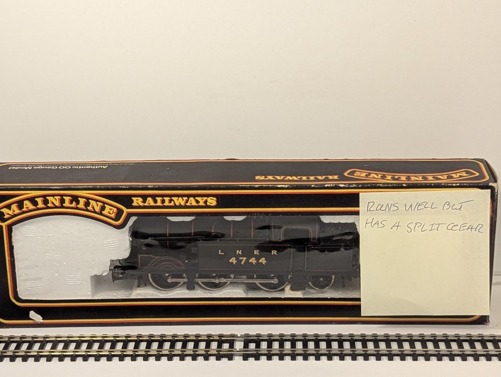 Mainline OO Gauge Class N2 0-6-2T Steam Locomotive 4744 LNER Lined
