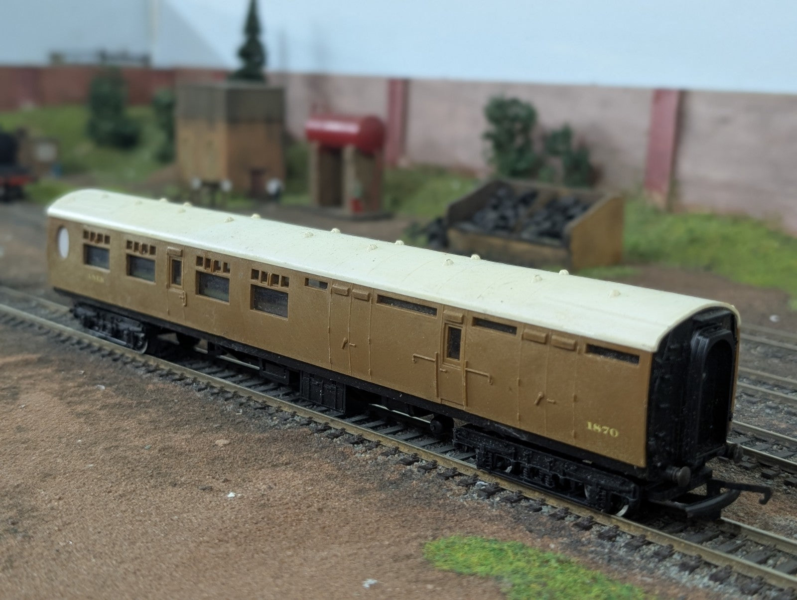 Hornby R938 OO Thompson brake 3rd coach 1870 LNER teak