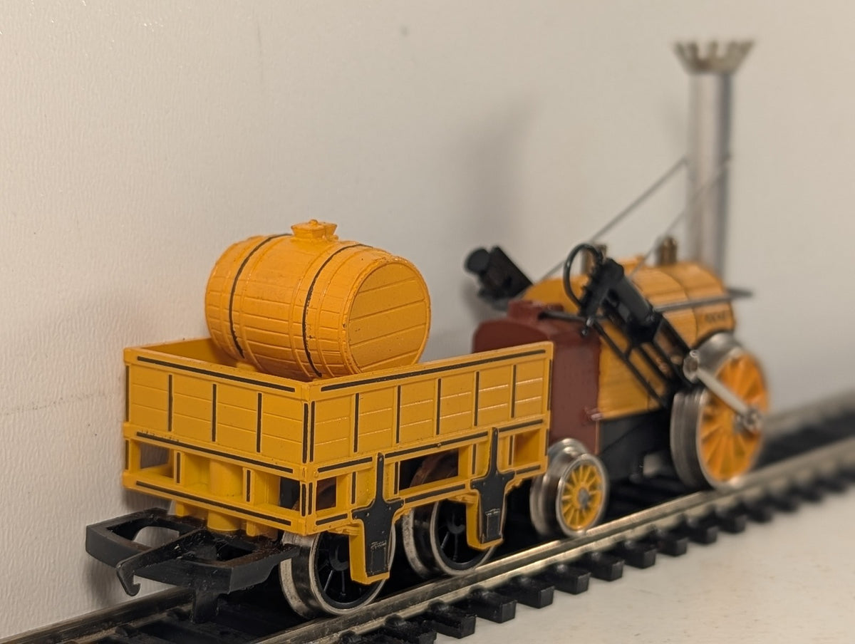 Hornby OO Gauge Stephenson's Rocket Steam Locomotive Yellow R652