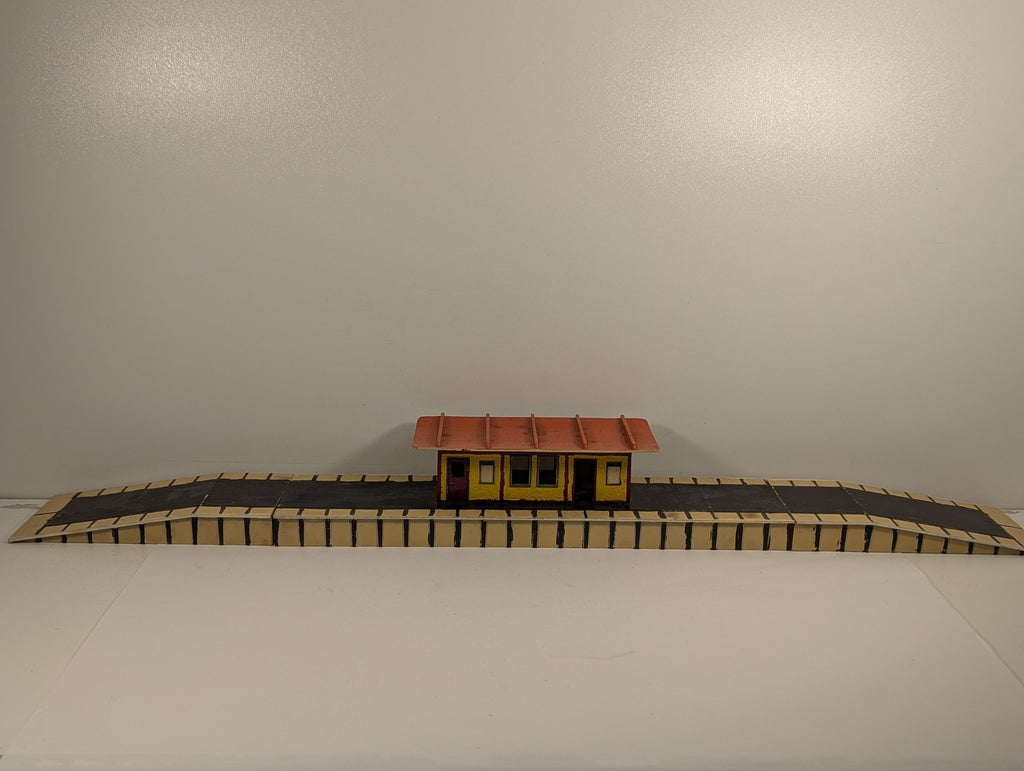 Hornby Dublo OO Gauge D1 Island Platform Station Platform Cream, Yellow and Red