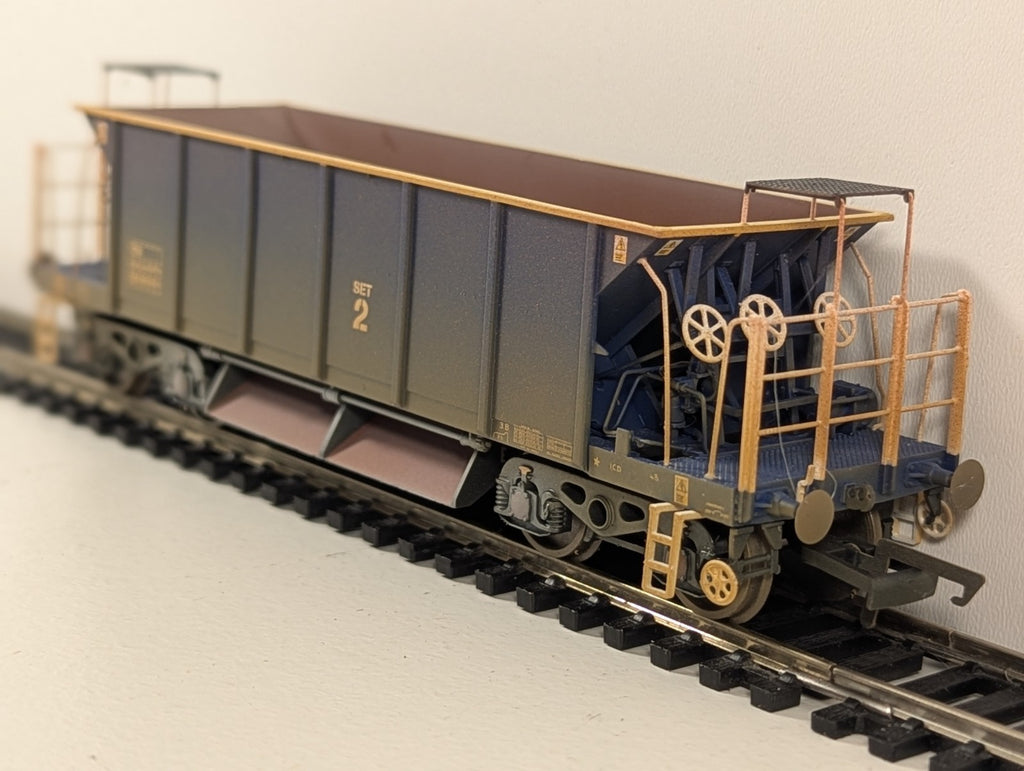 Hornby R6287C OO Gauge YGB “Seacow” Hopper DB980054 – Factory Weathered