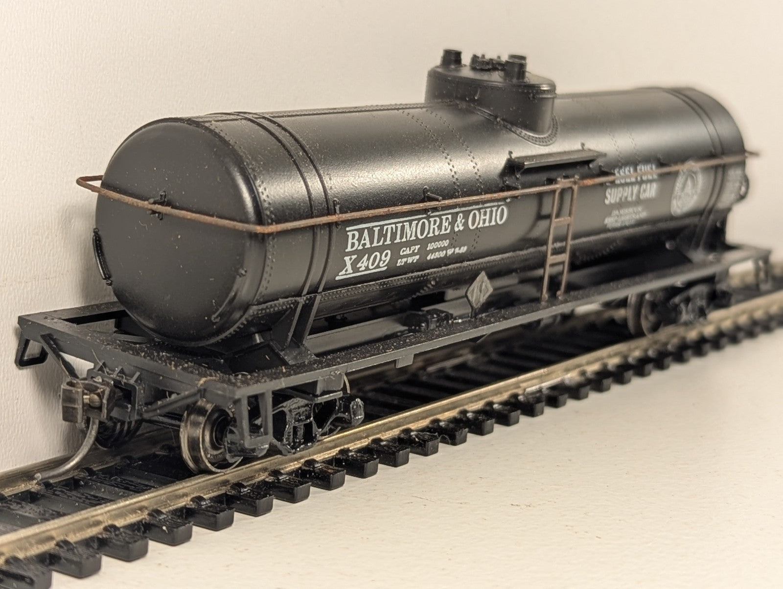 Athearn HO Scale 40ft Single Dome Tank Wagon X409 Baltimore & Ohio