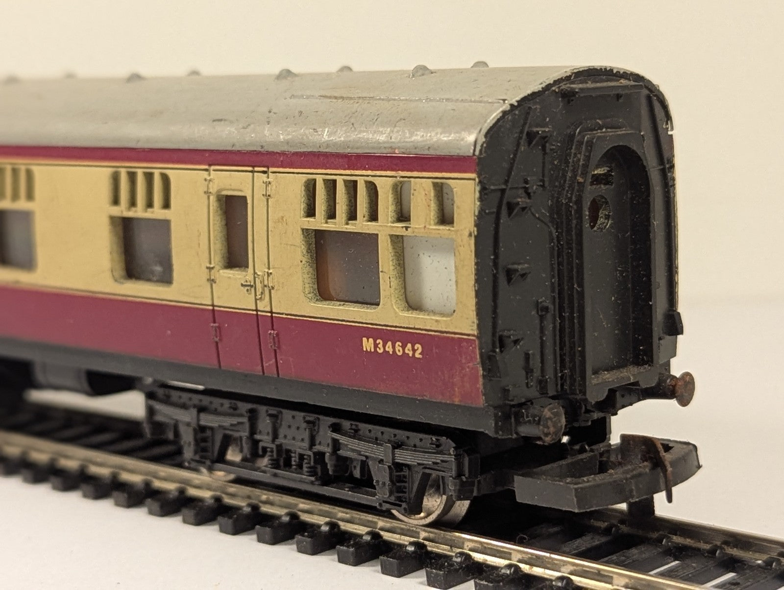 Lima OO Gauge BR Mk1 Restaurant Car Passenger Coach M34642 BR Crimson