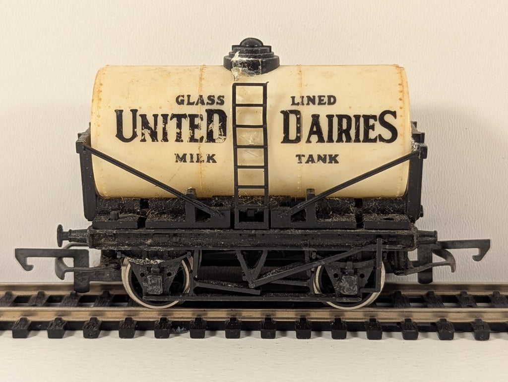 Hornby R007 OO Gauge United Dairies Milk Tanker – Some Damage