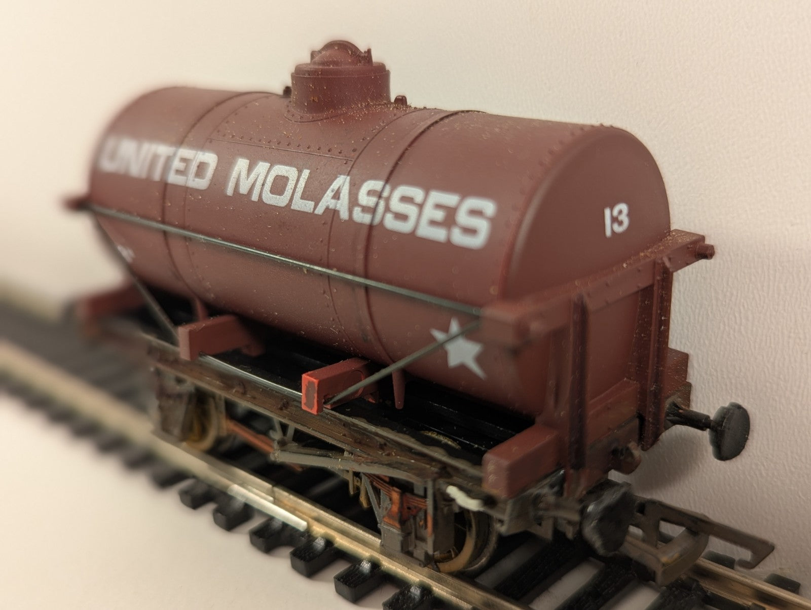 Dapol B590 12-Ton Tank Wagon – “United Molasses” – OO Gauge