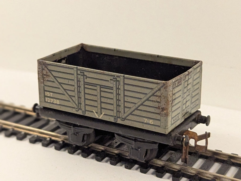Trix Twin Railway 15 Ton High-Sided Plank Wagon OO Gauge - Chipped Decals