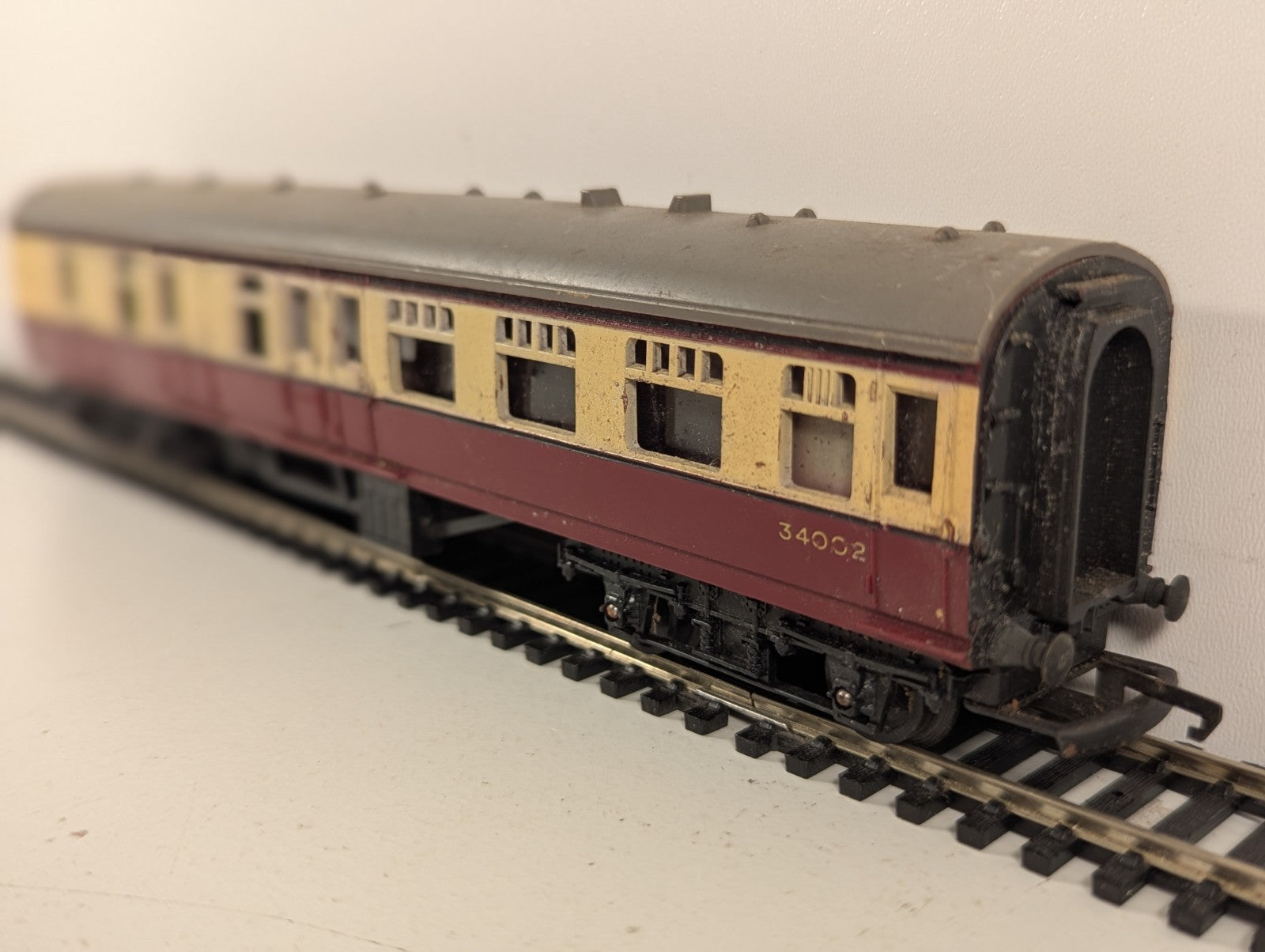 Tri-ang Railways R28 OO Gauge BR Mk1 Brake Coach - Crimson & Cream