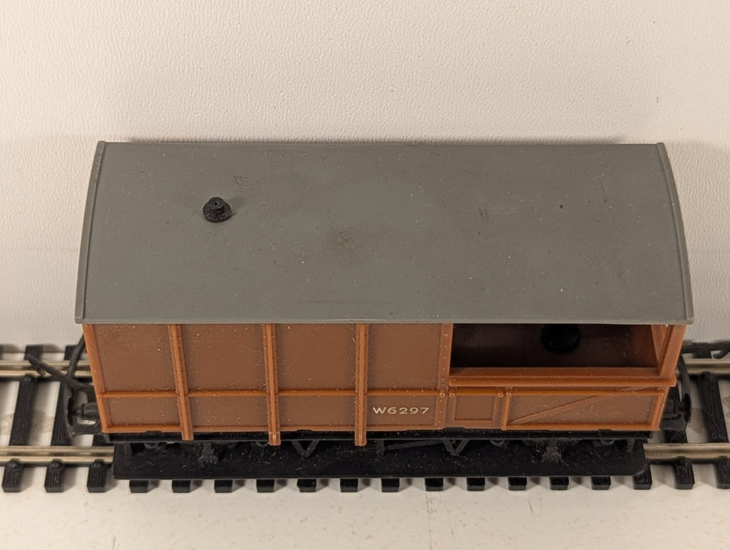 Tri-ang R124 OO Gauge BR Toad Brake Van Brown