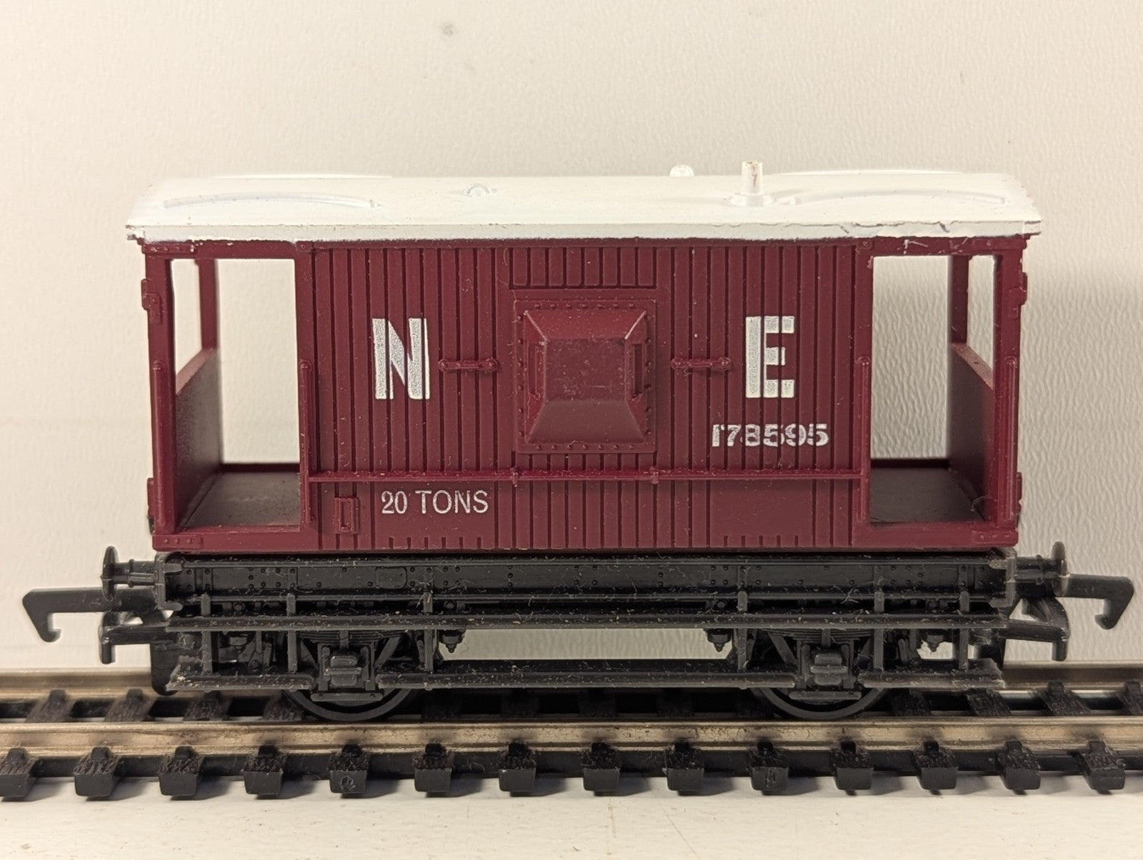 Mainline 37-140 LNER 20 Ton Brake Van OO Gauge