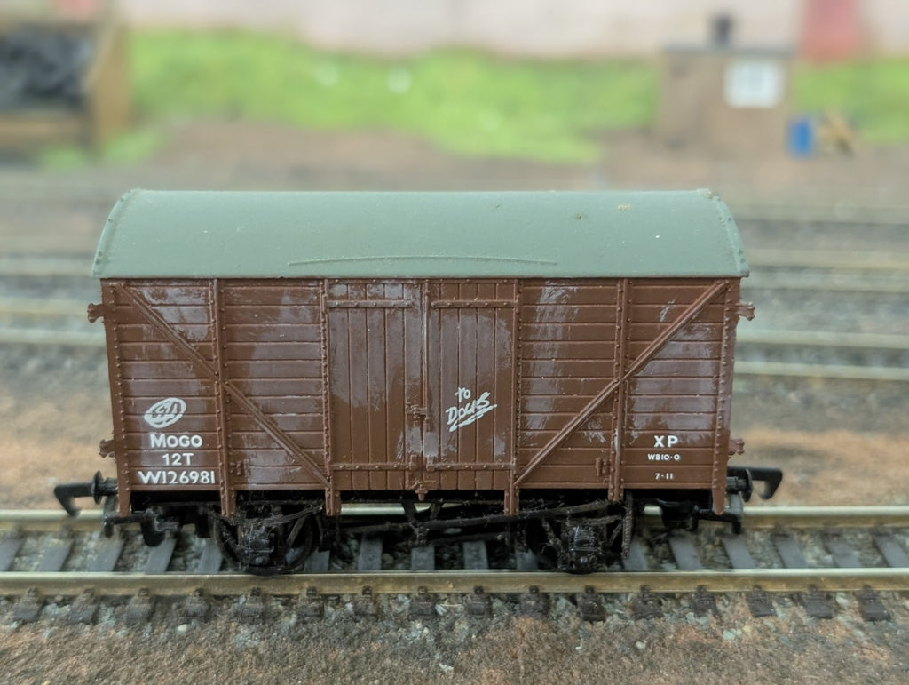 Bachmann 37-700 Bachmann OO Gauge 12 Ton MOGO Van BR Bauxite W126981 Weathered