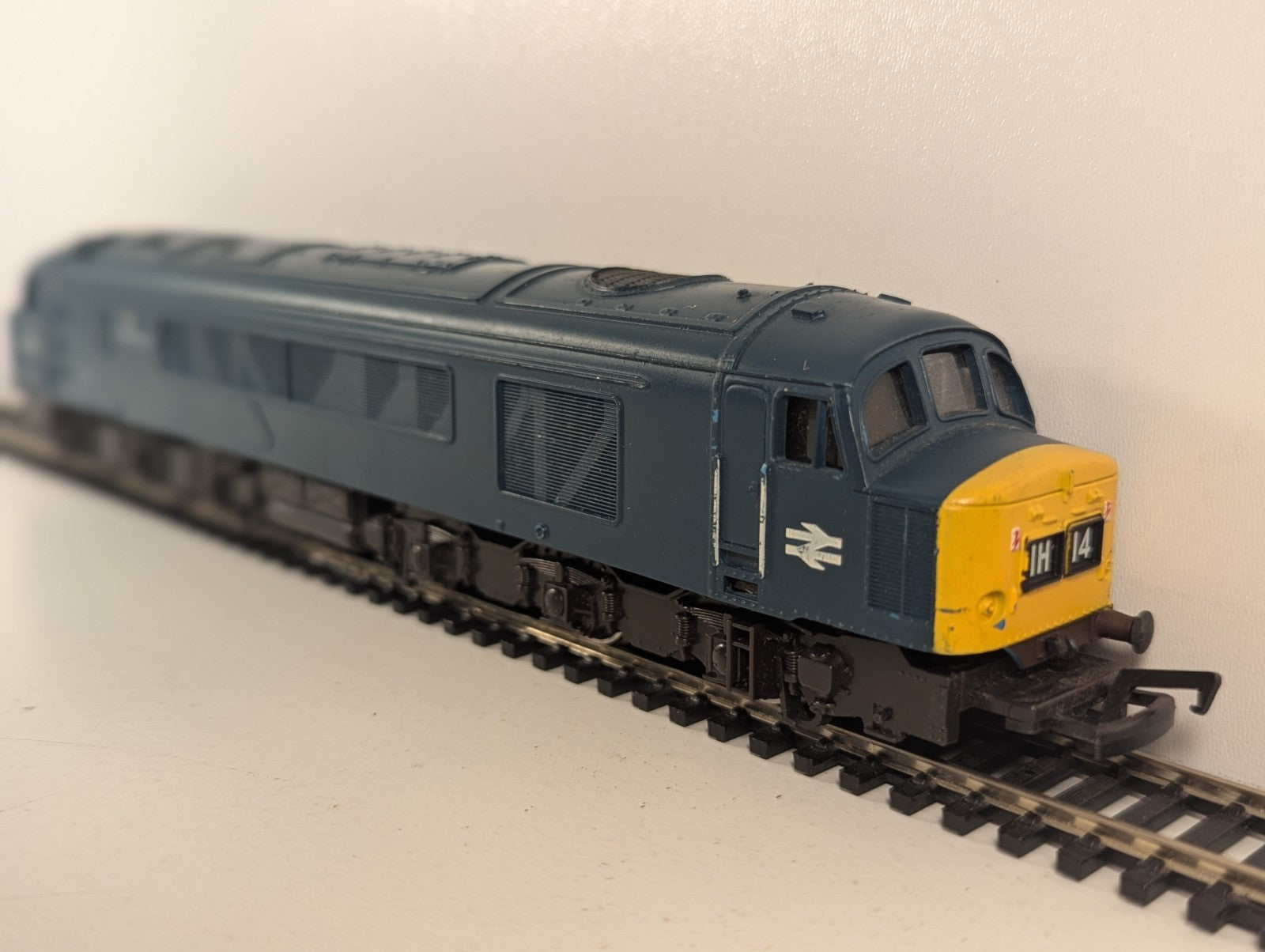 Mainline OO Gauge Class 45 'The Manchester Regiment' Diesel Loco