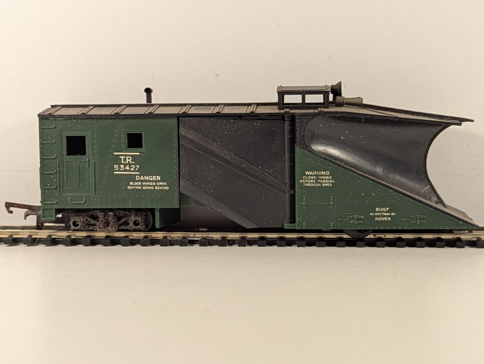 Tri-ang OO Gauge Snow Plough 53427 Tri-ang Railways Green R138