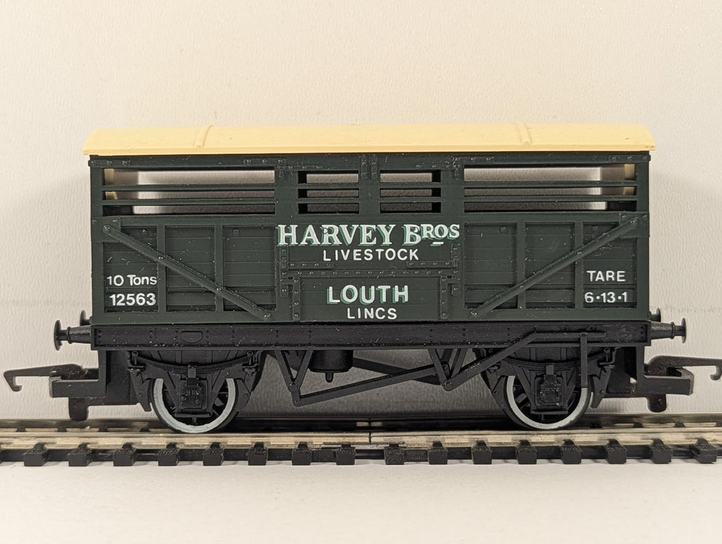 Hornby OO Gauge Harvey Bros Livestock Wagon Goods Wagon 12563 R013