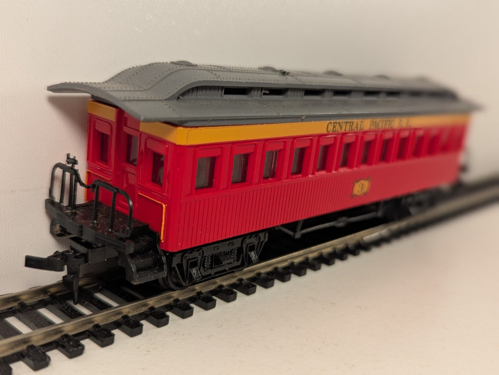 Bachmann 72924 HO Gauge Central Pacific 47ft Old Time Coach - Boxed