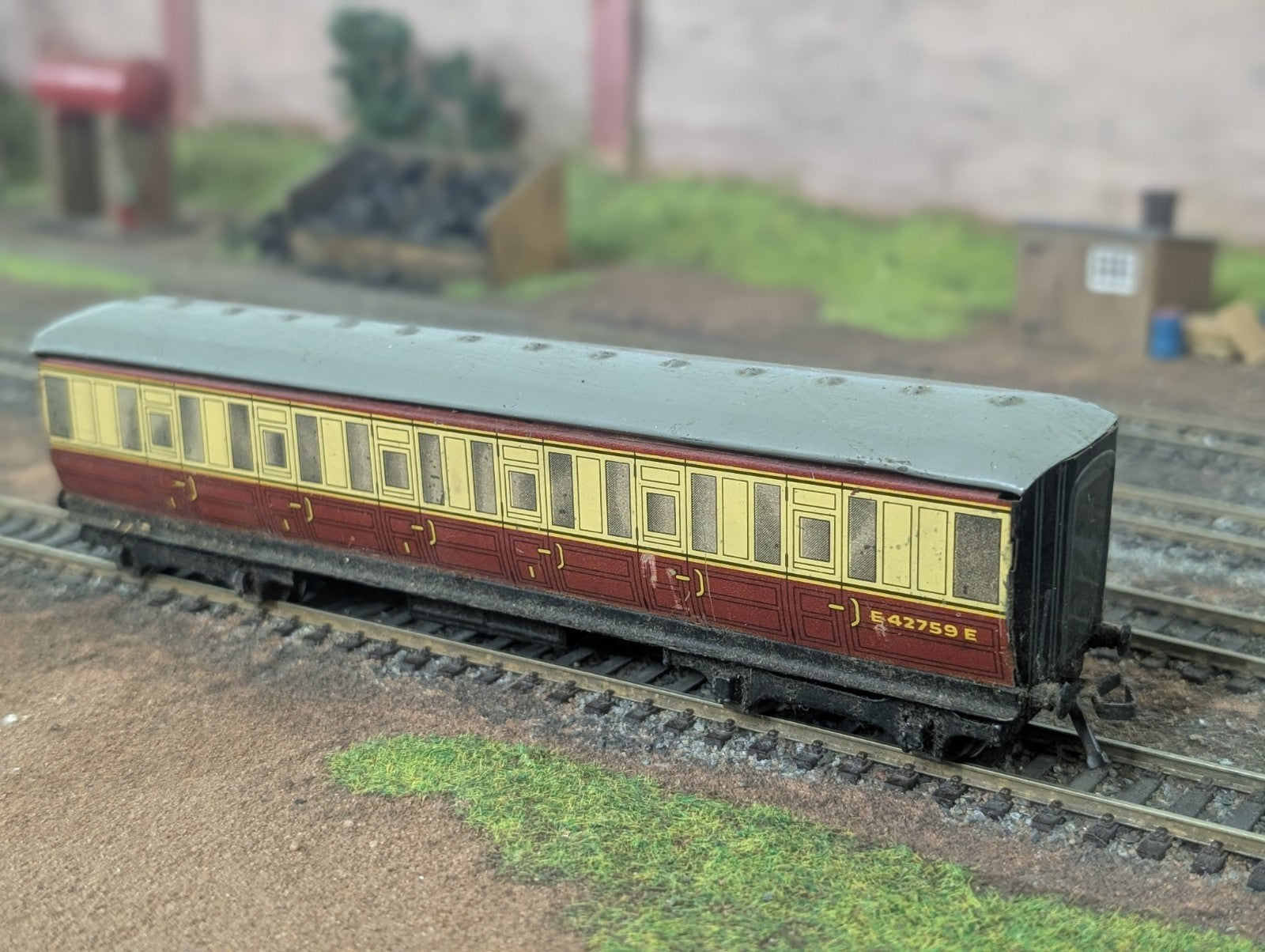 Hornby Dublo 32013 LNER Gresley teak composite in BR crimson & cream E42759E