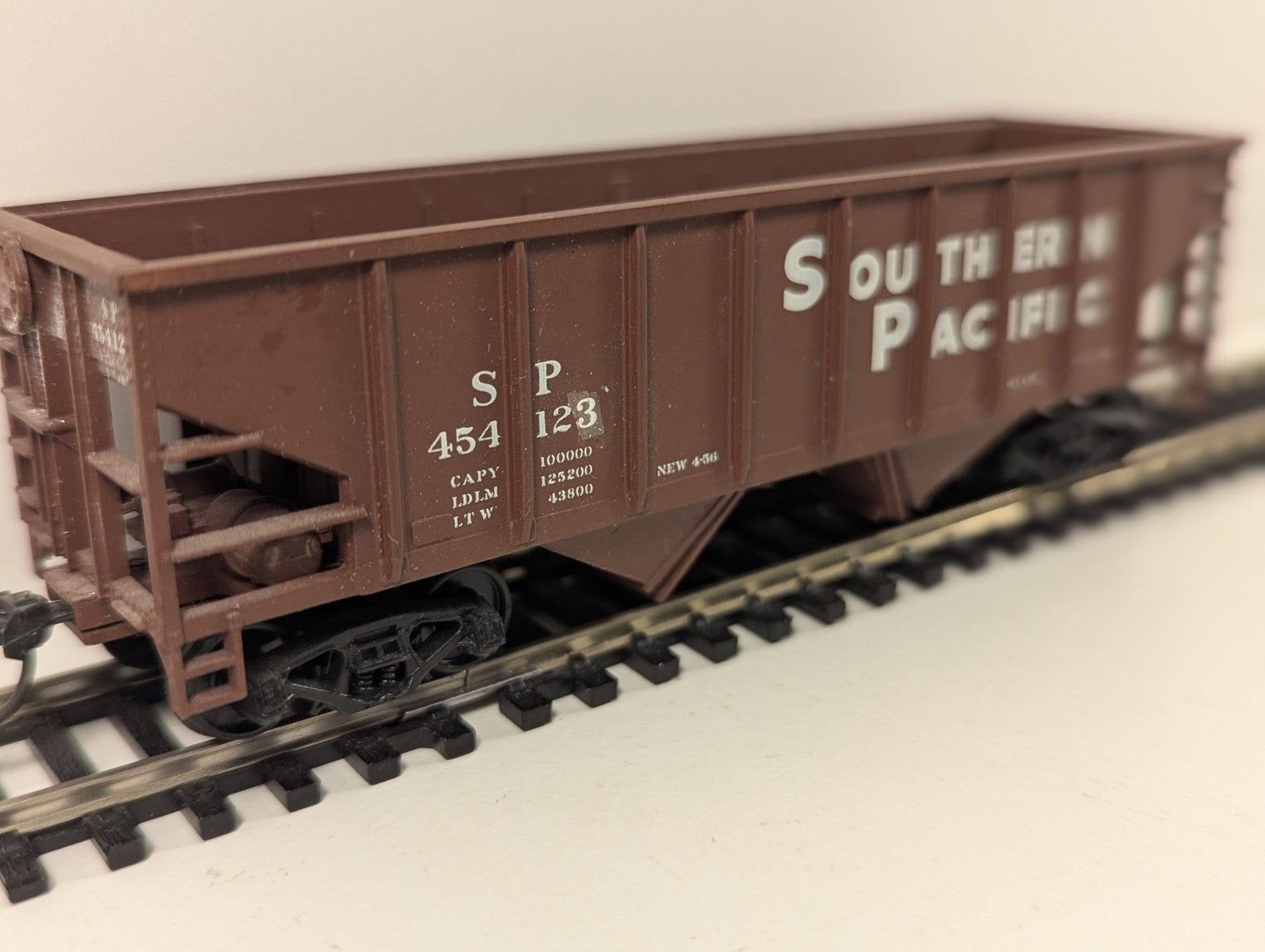 Walthers Trainline HO Gauge Southern Pacific 2-Bay Hopper Wagon