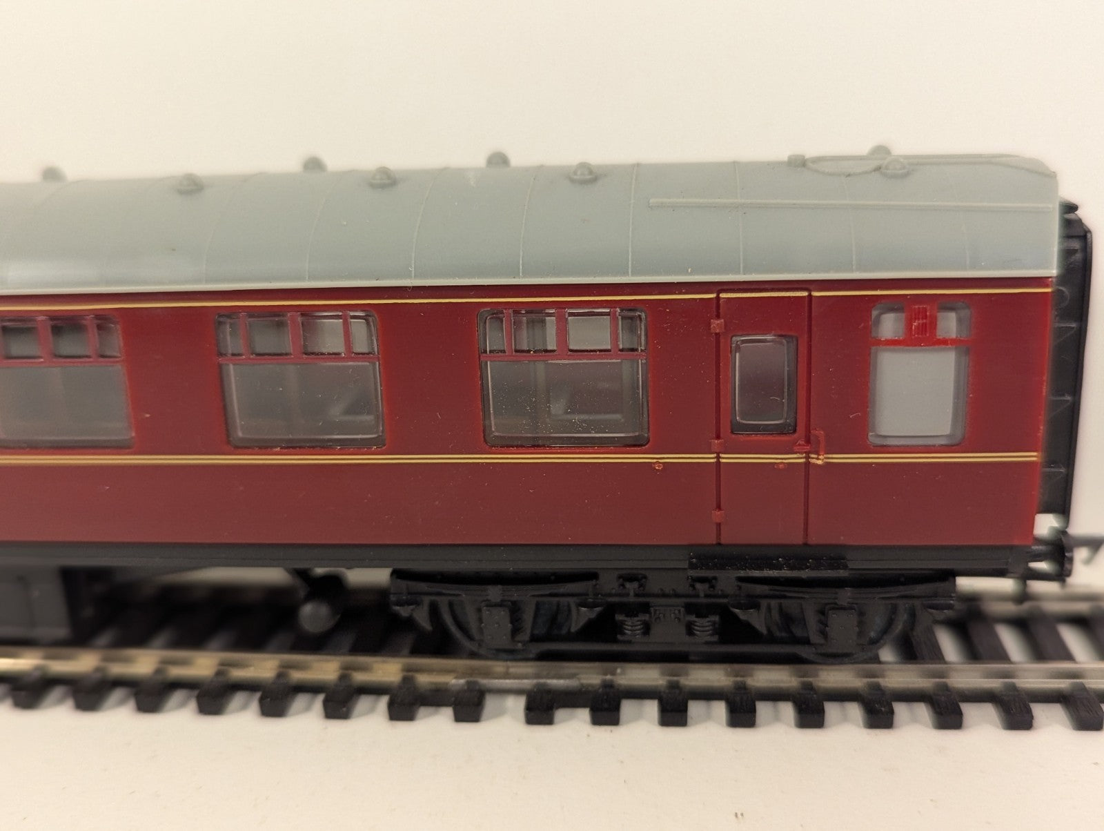 Hachette OO Gauge BR Mk1 Composite Corridor Coach Maroon (Needs a Clean)