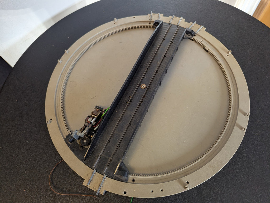 Hornby OO Gauge Operating Turntable R410