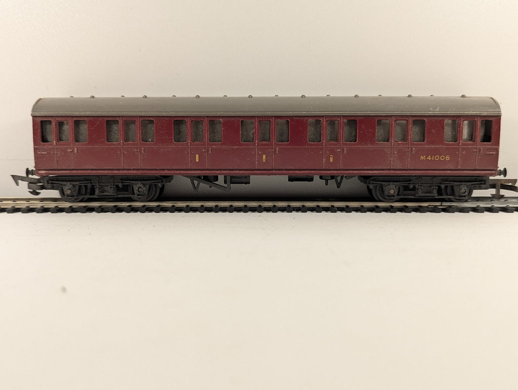 Tri-ang OO Gauge BR Suburban Composite Coach Passenger Coach M41006 BR Maroon