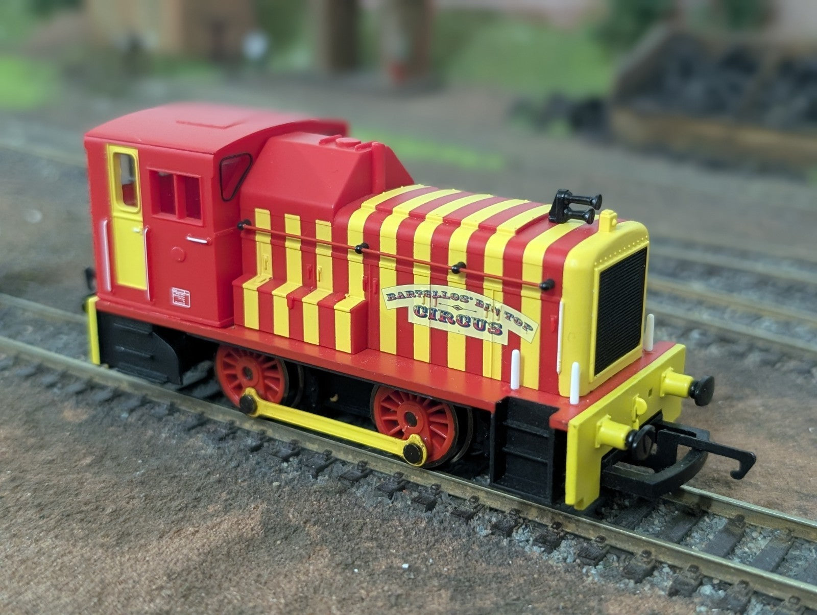 Hornby R1107 Class 06 Shunter – Bartello’s Big Top Circus Loco