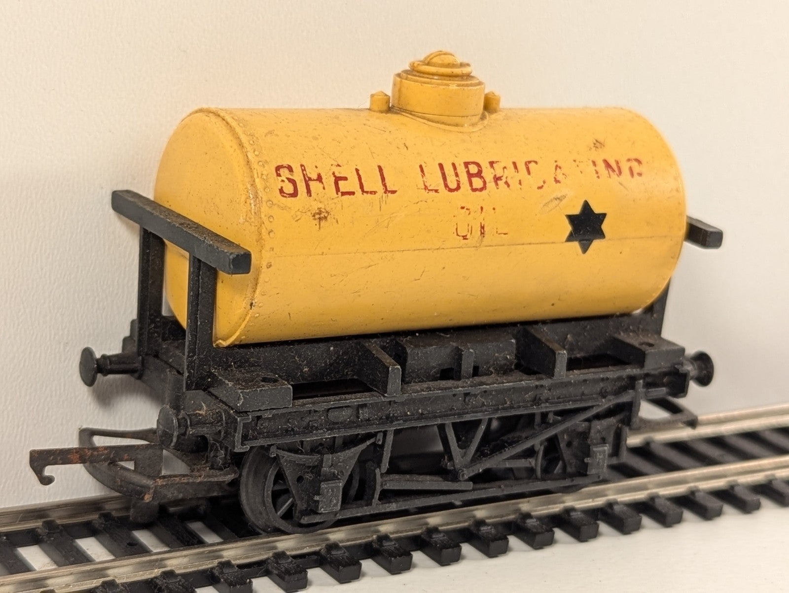 Tri-ang R211 Shell Lubricating Oil Tank Wagon – OO Gauge