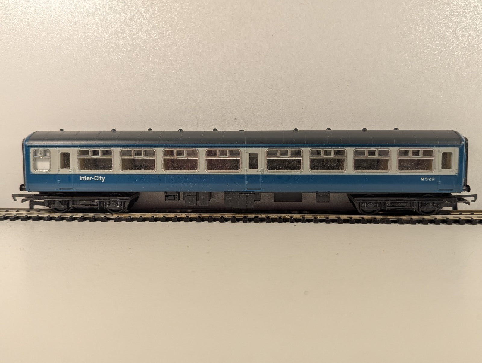 Hornby OO Gauge BR Mark 2 Coach Passenger Coach M5120 BR Blue & Grey