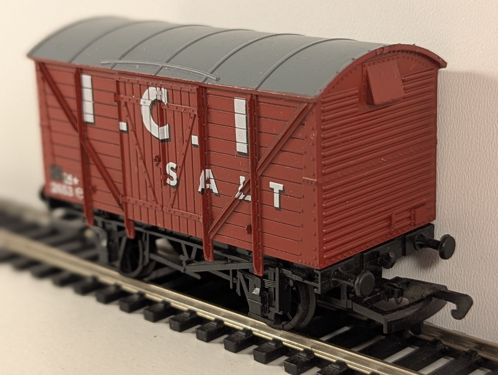 Dapol 10-Ton Ventilated Salt Wagon – “I.C.I. Salt” – 2653 OO Gauge