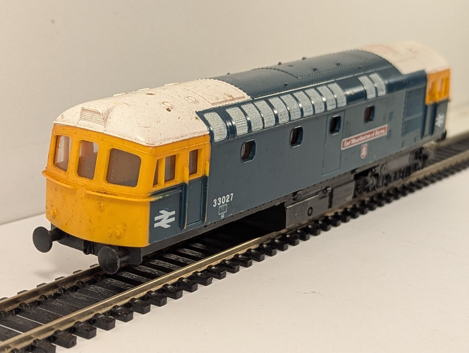 Lima BR Class 33 "Earl Mountbatten of Burma" Diesel Locomotive OO Gauge
