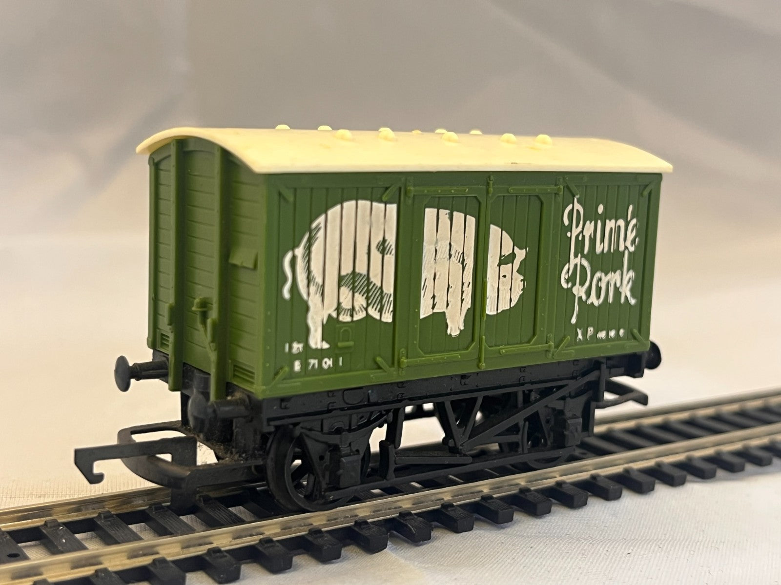 Hornby R216 OO Gauge Prime Pork Closed Box Van Green