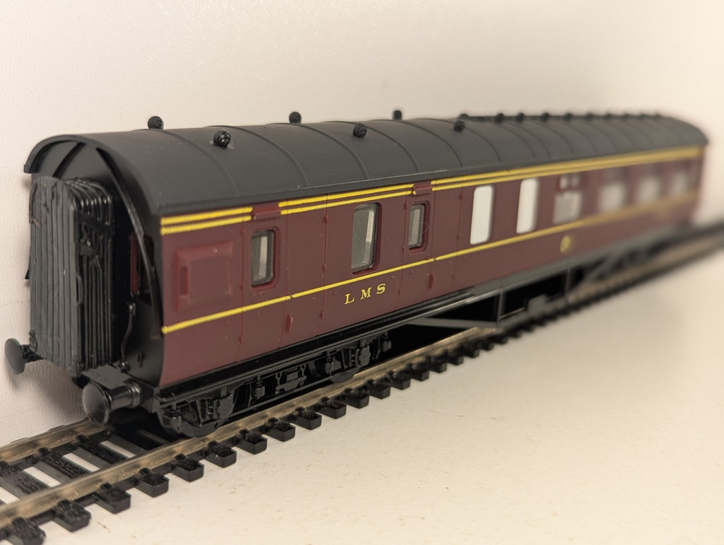 Airfix OO Gauge 57ft Brake 3rd Corridor Passenger Coach 5542 LMS Maroon