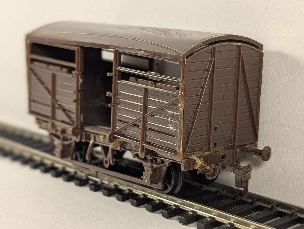 Airfix OO Gauge Cattle Wagon Goods Wagon Brown