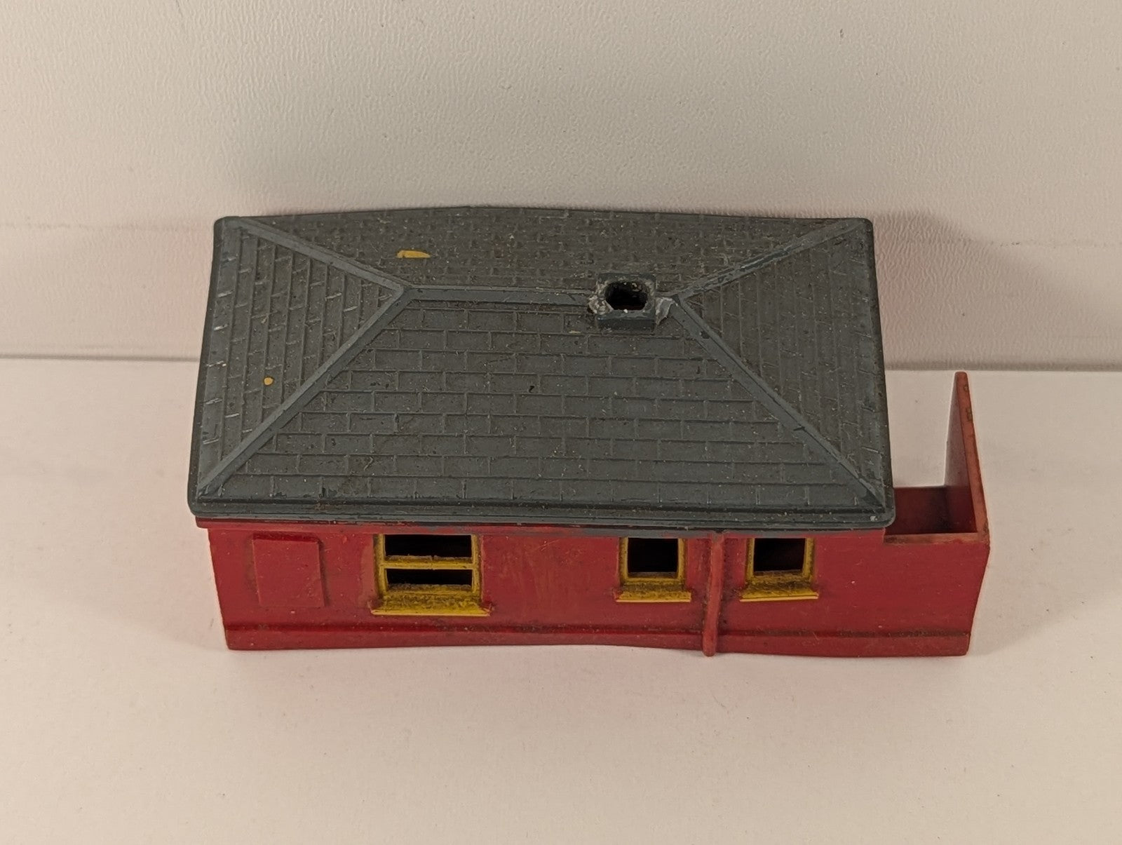 Tri-ang OO Gauge Waiting Room Building Red R62