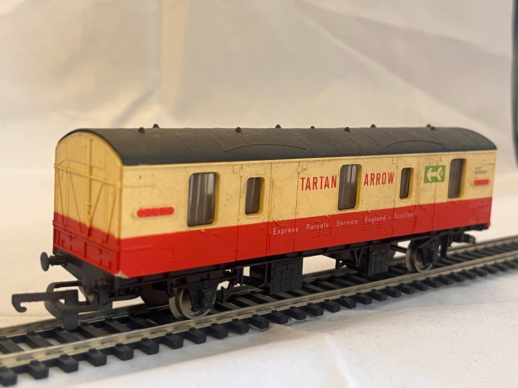 Lima OO Gauge BR Mk1 CCT Tartan Arrow Parcels Van
