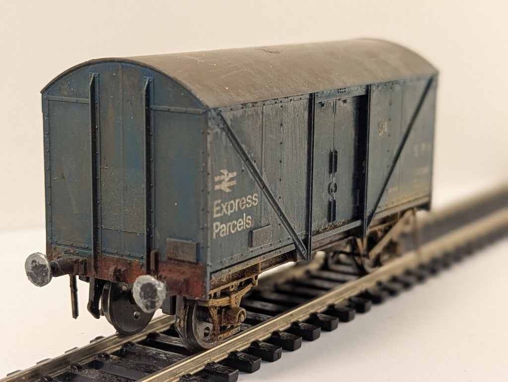 Hornby OO Gauge BR Blue SPV 12t Ventilated Van E87160 Weathered