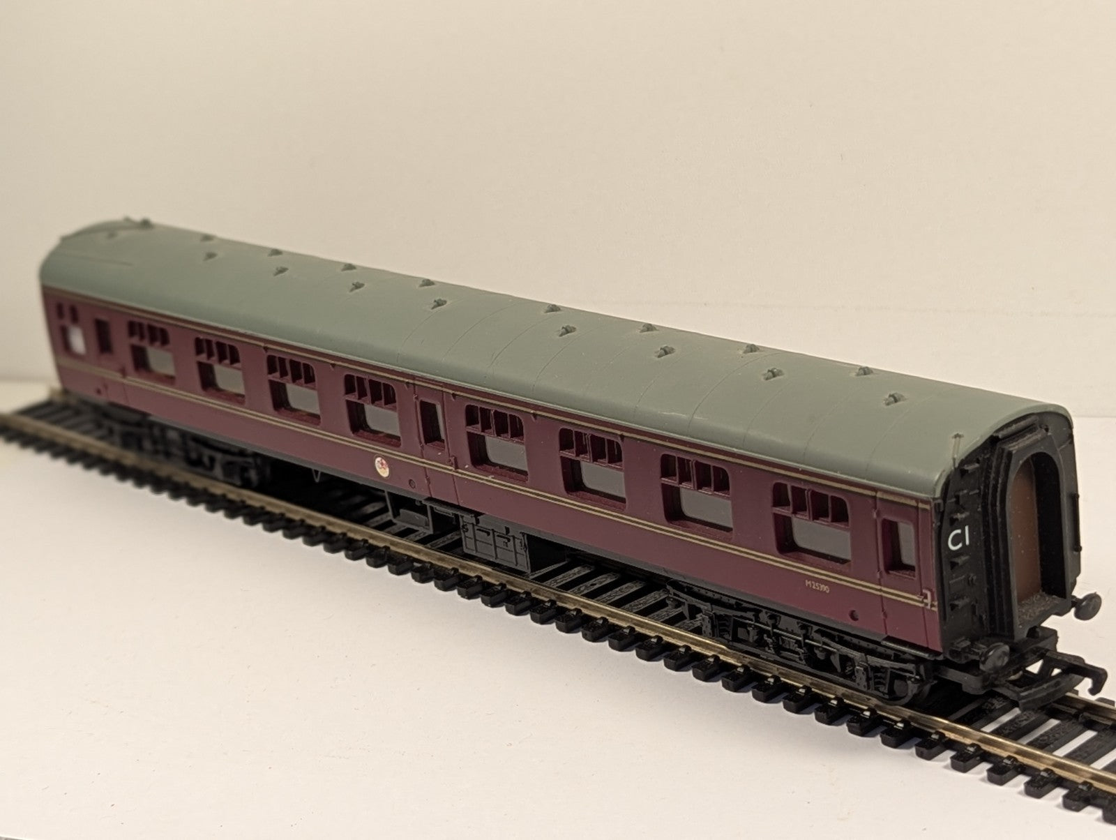Mainline OO Gauge BR Second Class Composite Coach Maroon - Boxed