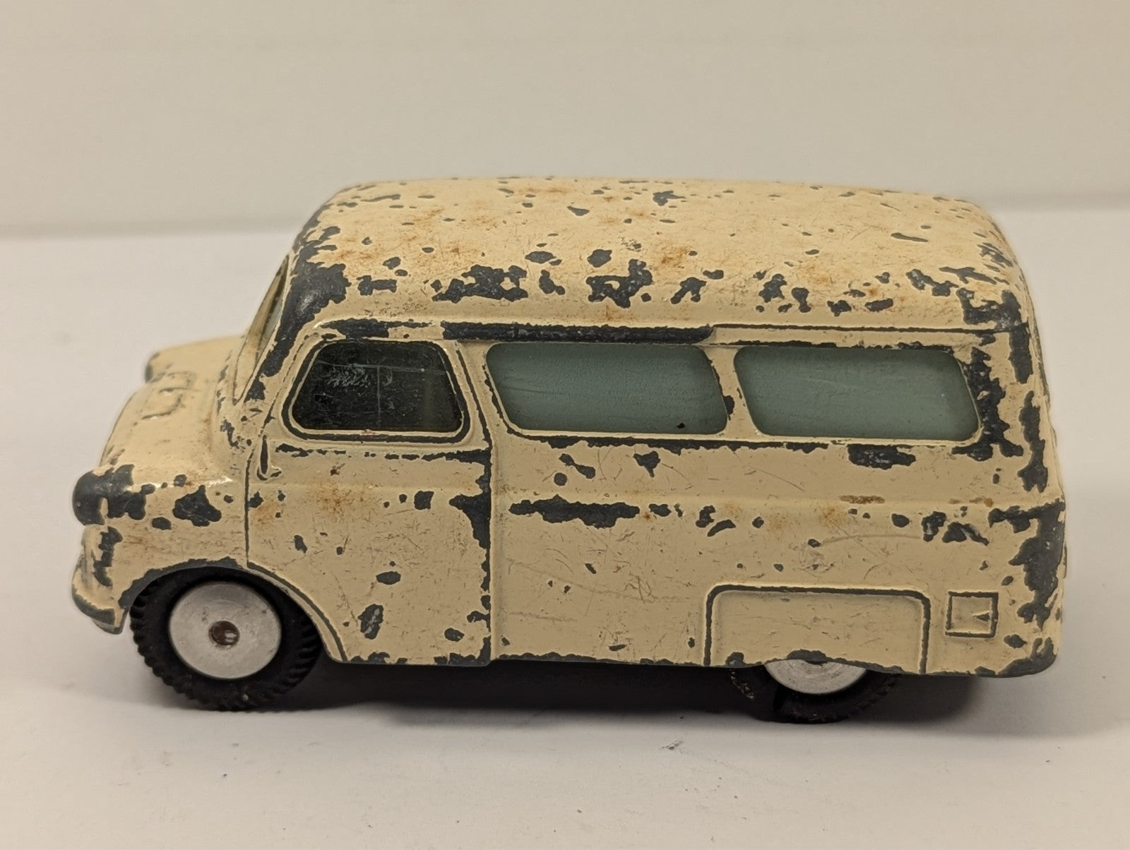 Corgi Toys 412 Bedford Utilecon Ambulance 1:43 Scale - Chipped Paint