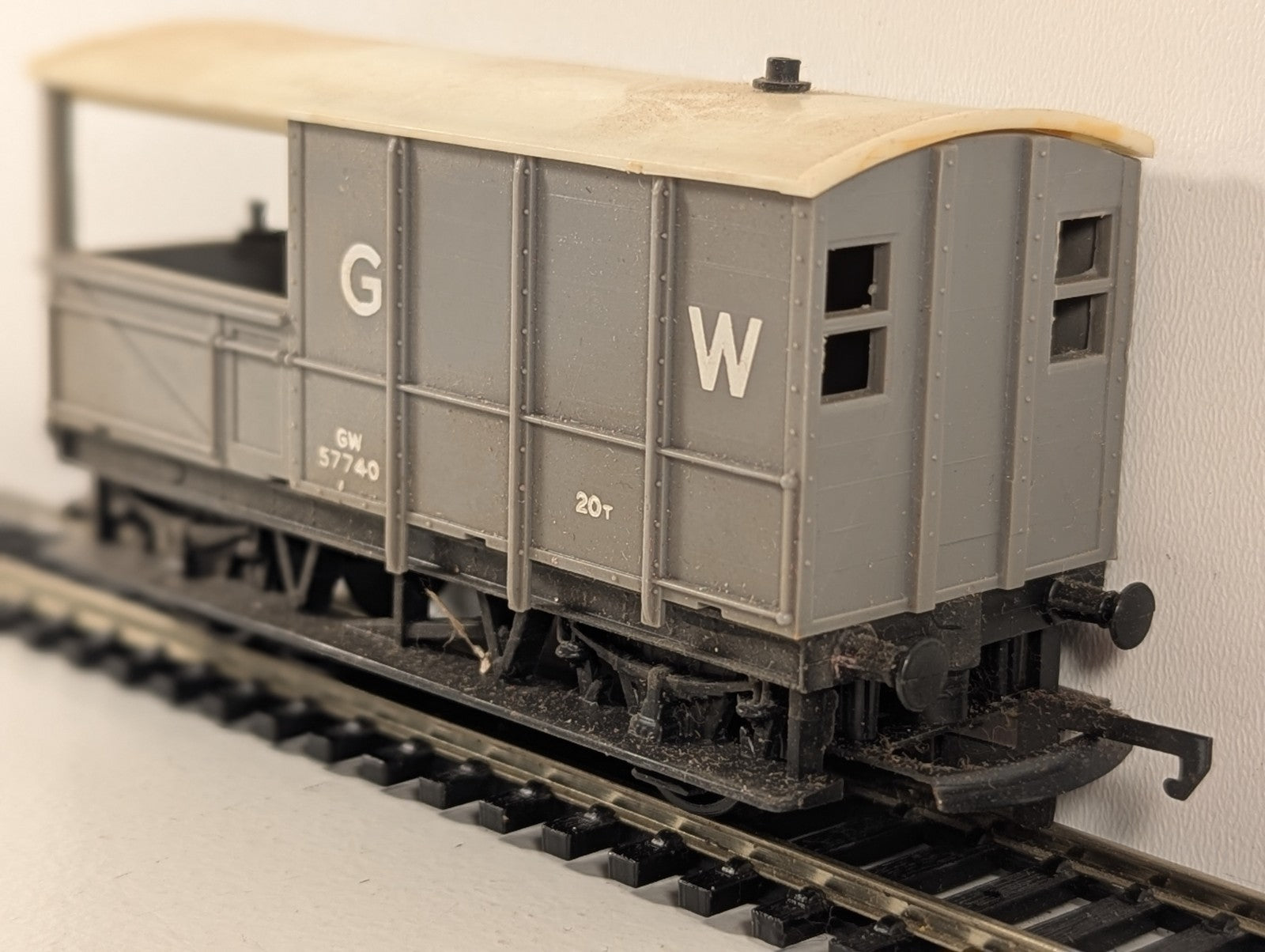 Tri-ang Hornby R124A OO Gauge GWR 20-Ton Brake Van