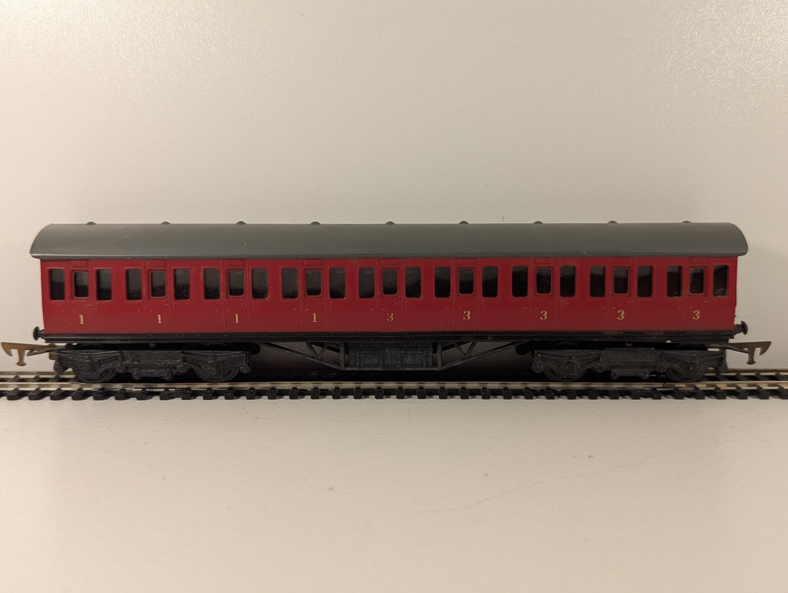Graham Farish OO Gauge LMS 57ft Non-Corridor Composite Coach