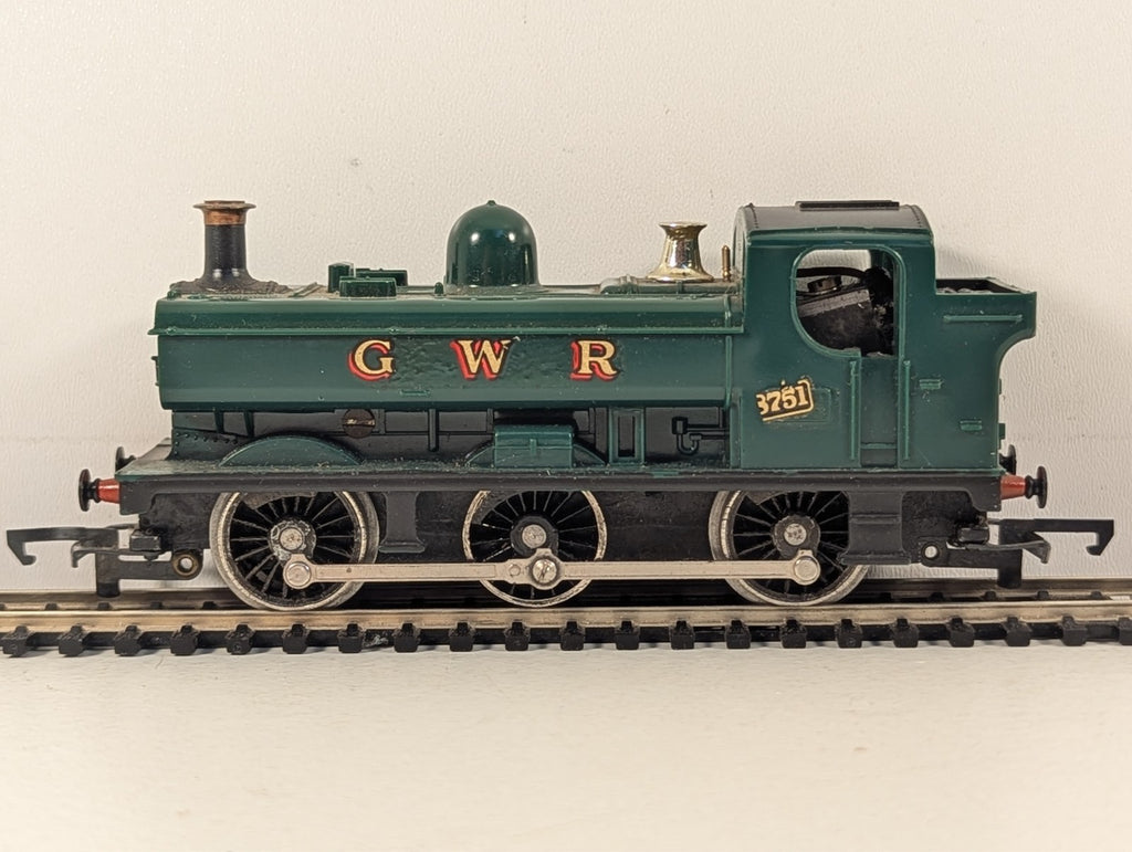 Hornby Railways R041 GWR 0-6-0 Pannier Tank Locomotive - damaged number plate